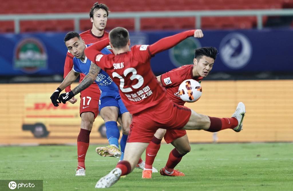 开云官方app入口-泰达队员状态火热，战胜对手领先一步